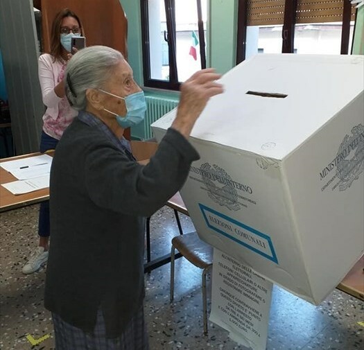 Al seggio a 107 anni. Nonna Lucia: «Il mio voto sarà decisivo»
