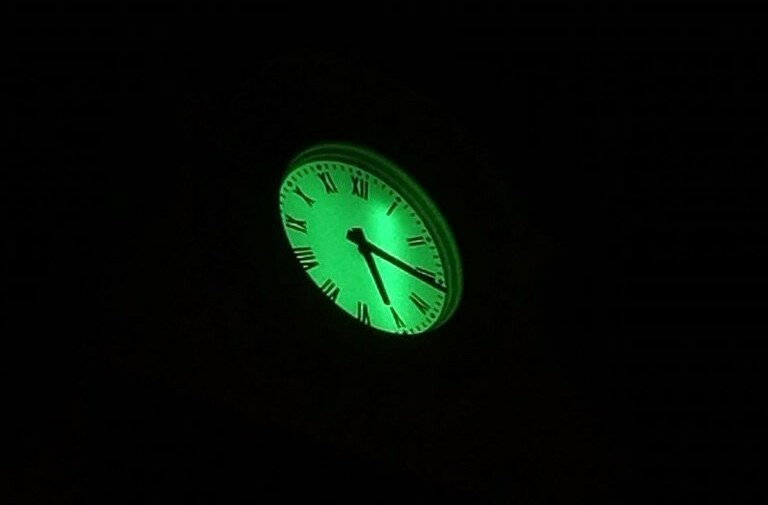 Il quadrante dell'orologio del Comune illuminato di verde