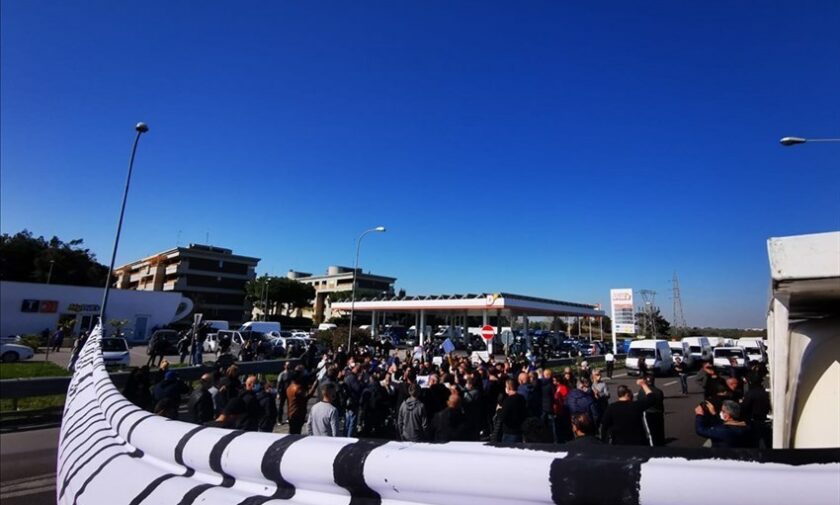 La protesta dei commercianti contro le chiusure: bloccata la tangenziale di Bari
