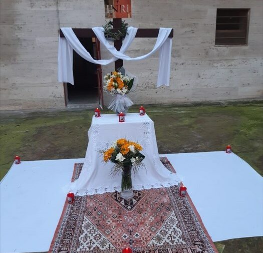Lenzuola bianche e altarini: ecco il Venerdì Santo in zona rossa