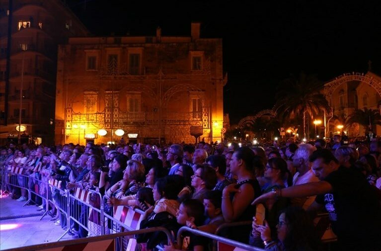 Il pubblico in piazza Cesare Battisti per un concerto