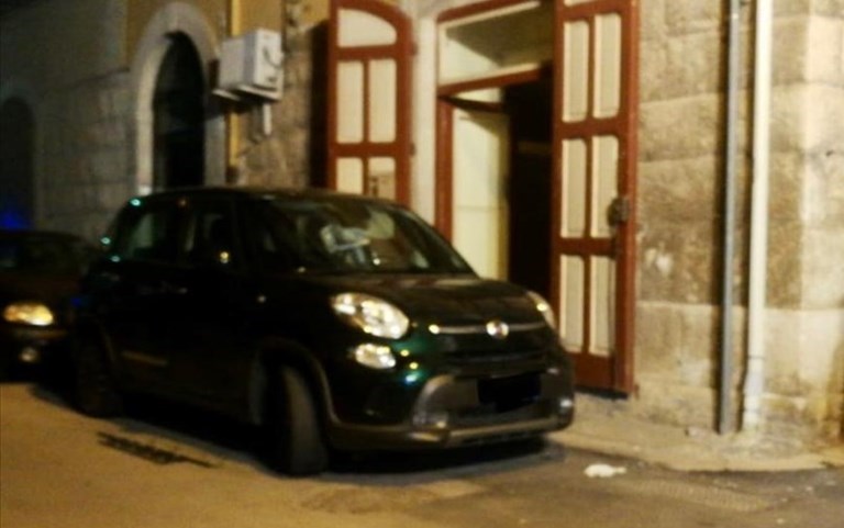 Esplode bomba carta in via Trieste: danneggiata un'auto in sosta