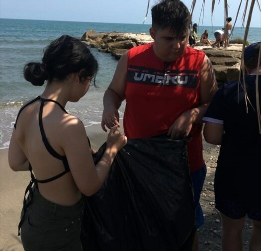 I ragazzi del liceo artistico trasformano i rifiuti del mare in opere d'arte