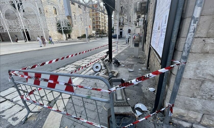 Auto sbanda in piazza Cesare Battisti: abbattuti un lampione e un palo delle luminarie