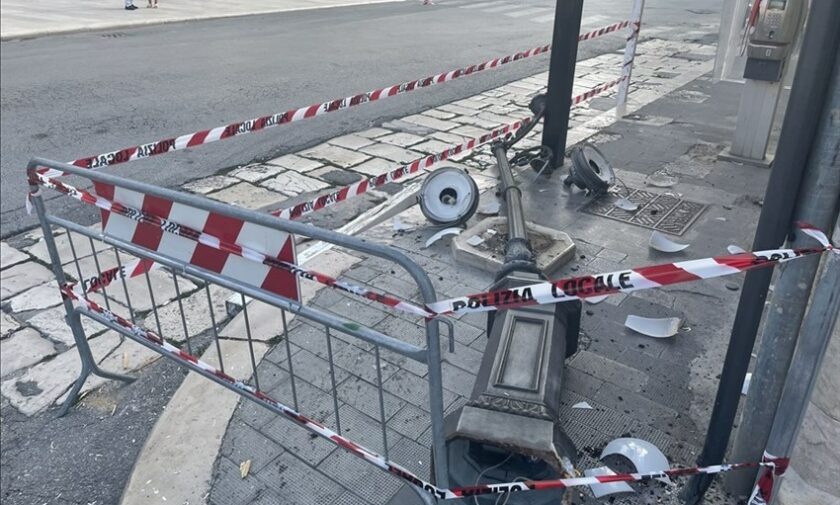 Auto sbanda in piazza Cesare Battisti: abbattuti un lampione e un palo delle luminarie