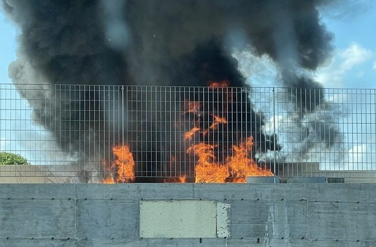 Incendio nel deposito di un’azienda su via Giappone