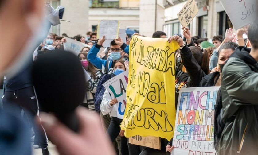 500 studenti protestano in piazza Marconi