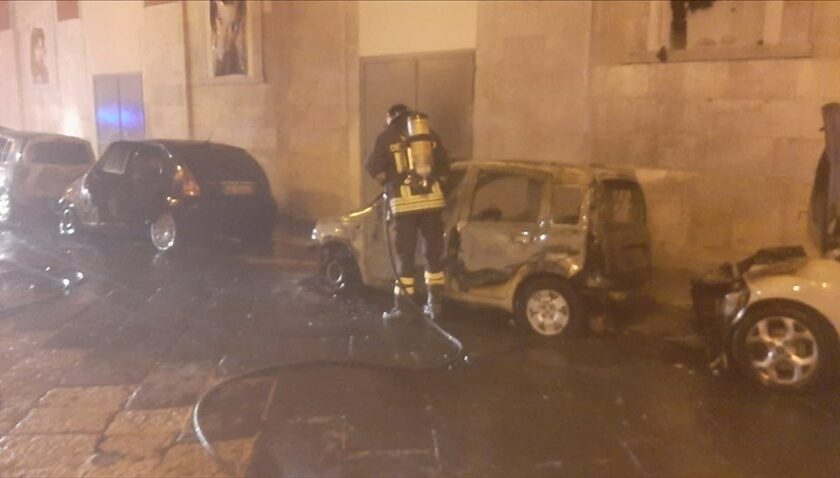 Notte di fuoco in via Mercato: incendio distrugge quattro auto