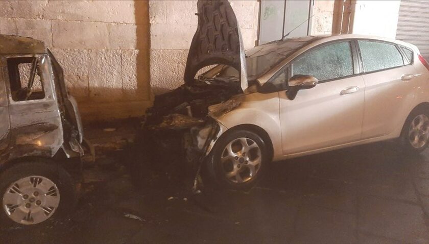 Notte di fuoco in via Mercato: incendio distrugge quattro auto