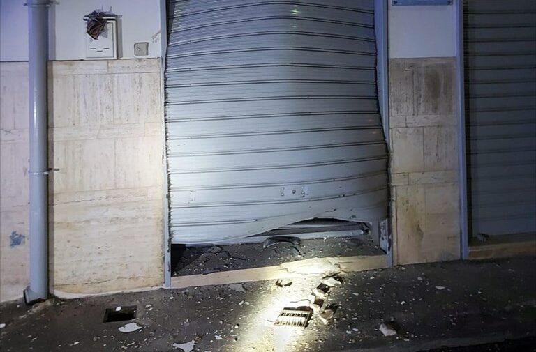 Un'altra esplosione scuote la città: bomba ad un negozio in via Reggio