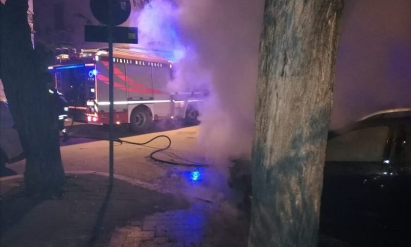 L'emergenza continua: auto in fiamme in piazza Grenoble