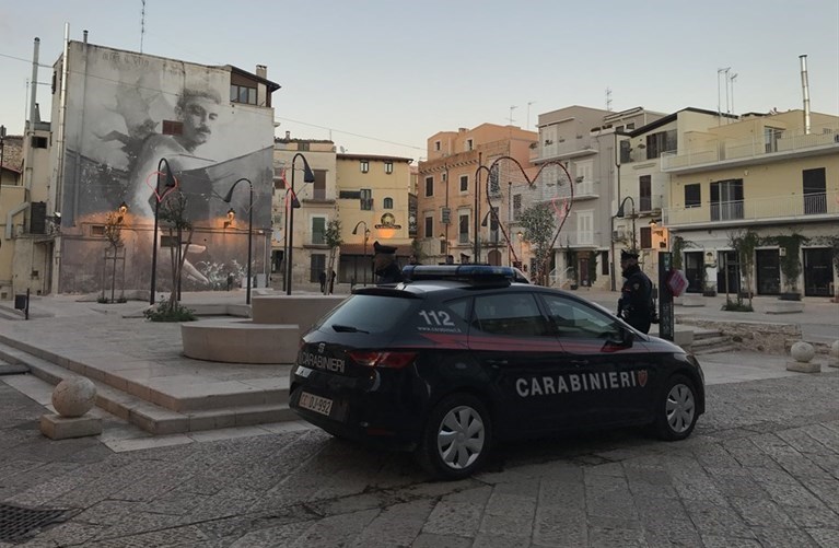 Carabinieri in piazza Di Vagno