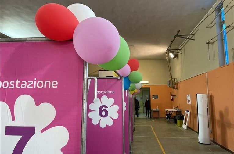 L'hub di Corato addobbato con i palloncini colorati per le vaccinazioni dei bambini