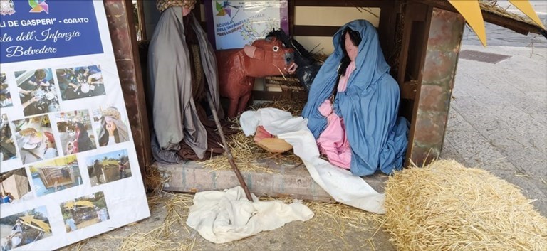 Gesù bambino rubato dal presepe: sfregiata la Natività ai piedi del teatro
