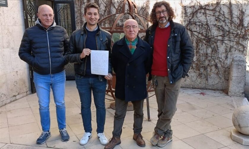 Alessandro Riti con lo speleologo Manlio Porcelli (al centro)