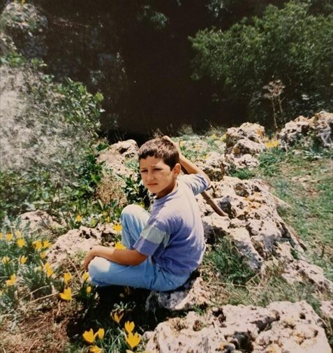 Alessandro Riti mentre lancia la bottiglia nella Grave di Faraualla: è il 9 settembre 1995