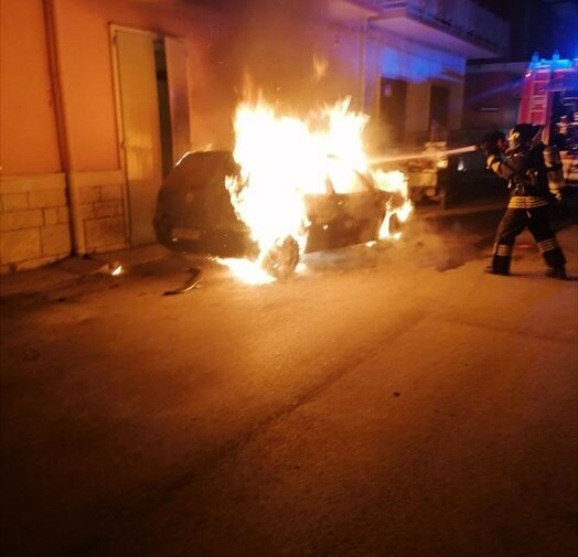 Auto in fiamme in via Gorini. Famiglia bloccata in casa fino allo spegnimento dell'incendio