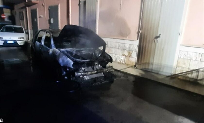 Auto in fiamme in via Gorini. Famiglia bloccata in casa fino allo spegnimento dell'incendio