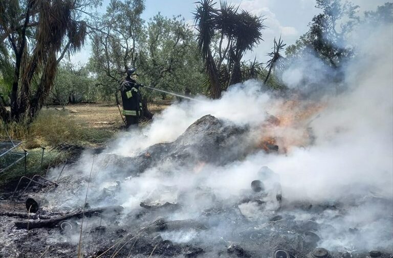 Fiamme e fumo nero in contrada Lamacupa: a fuoco rifiuti e sterpaglie