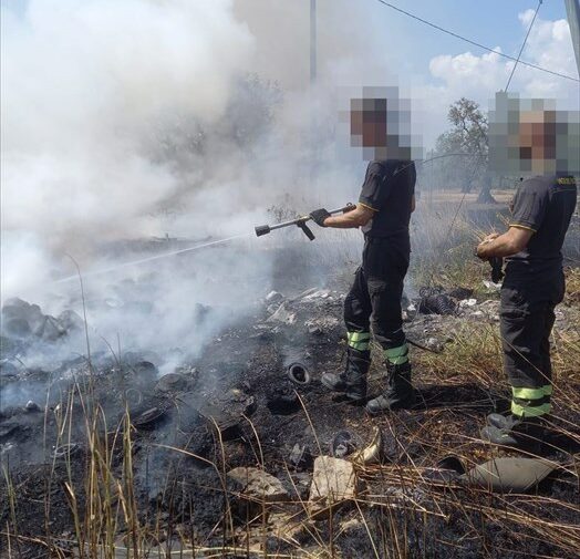 Fiamme e fumo nero in contrada Lamacupa: a fuoco rifiuti e sterpaglie