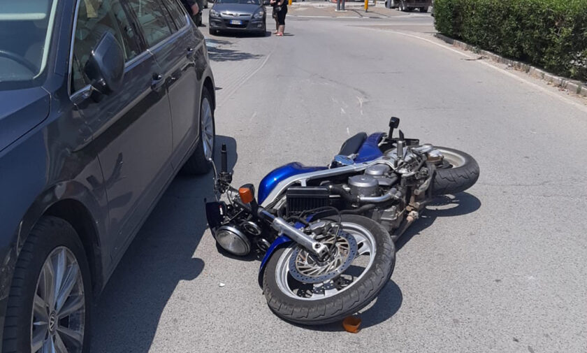 Incidente sull'estramurale, motociclista in ospedale