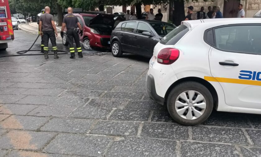 Auto in fiamme su corso Mazzini