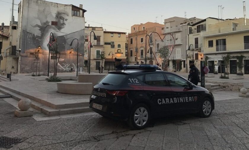 I carabinieri in Piazza Di Vagno