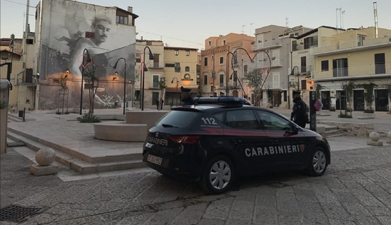 I carabinieri in Piazza Di Vagno