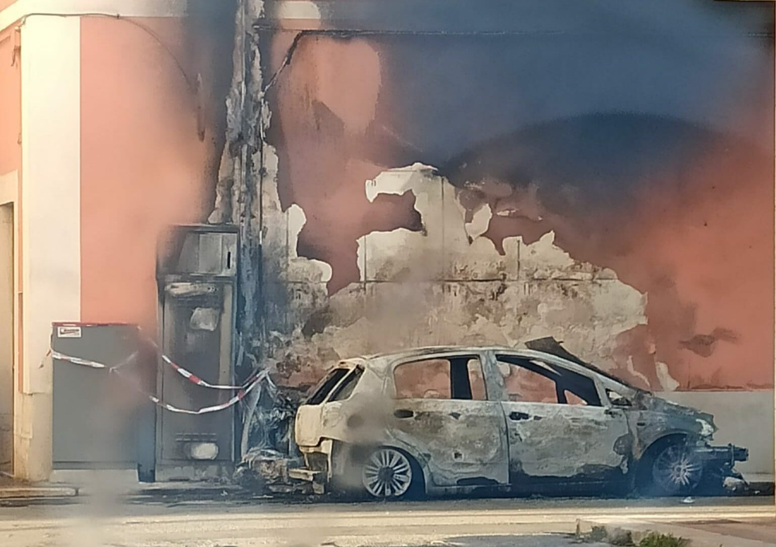 L'auto incendiata in via Campanella
