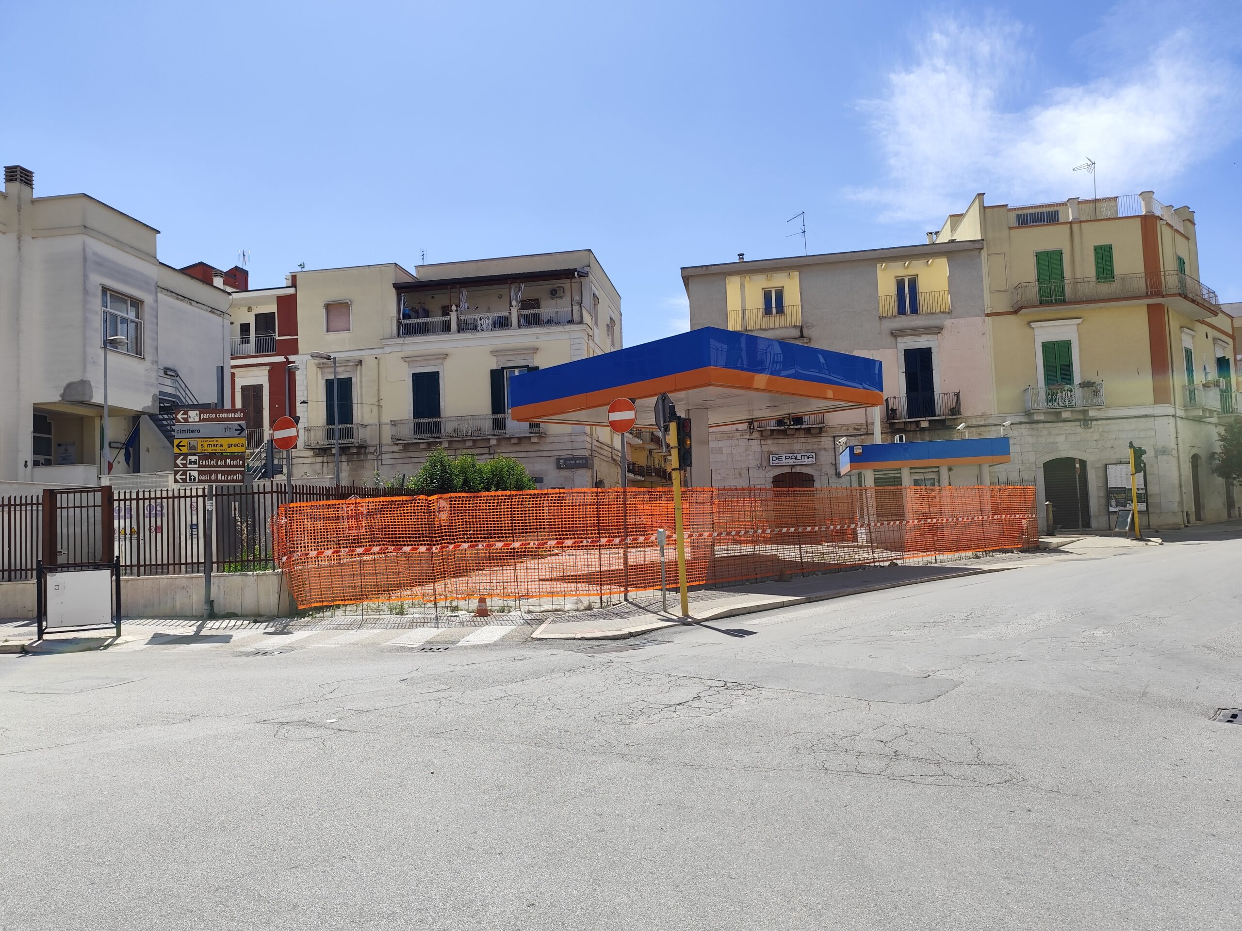 L’ex pompa di benzina di via Andria è ora un ricettacolo di rifiuti