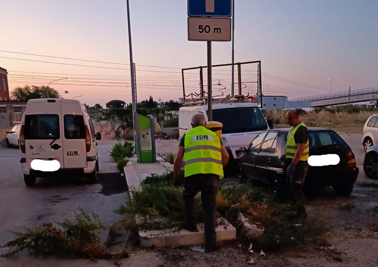 Ripulita la zona a ridosso del passaggio a livello di via Ruvo, il “grazie” dei residenti