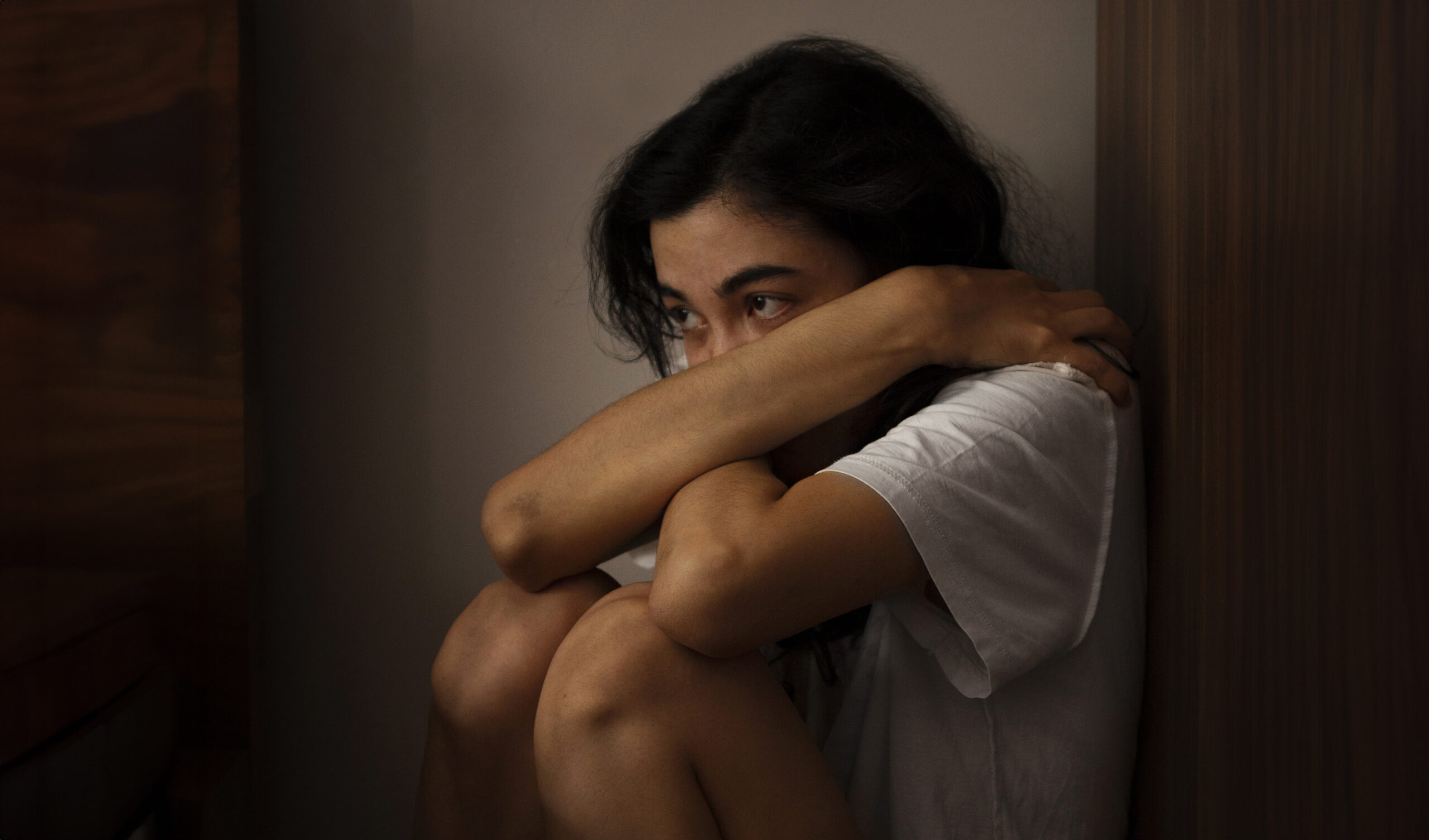 “Ricucire”, a Palazzo di città la performance di Alessia Lastella contro la violenza sulle donne