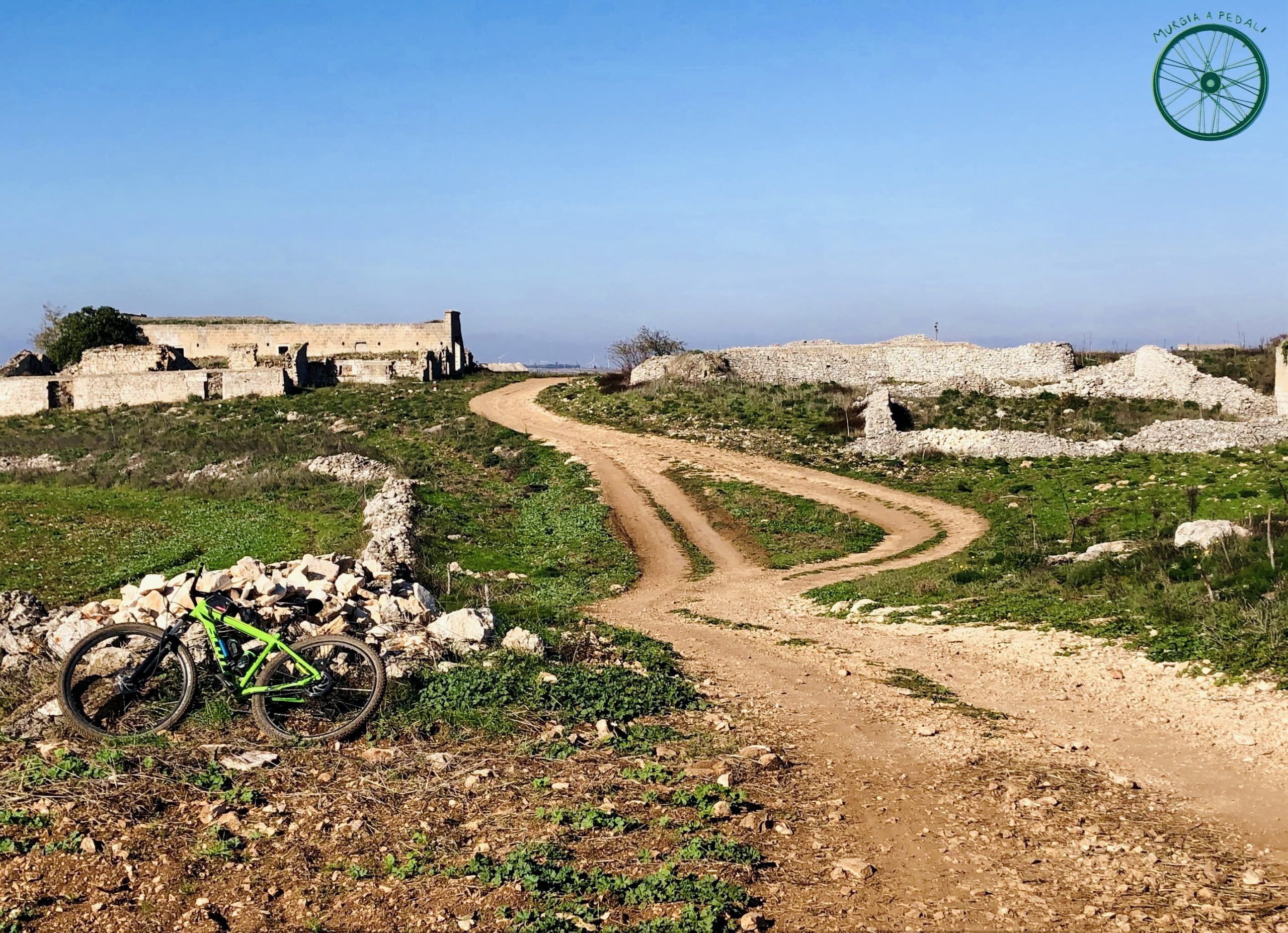 Masseria Senarico e il villaggio abbandonato alle pendici di Monte Caccia