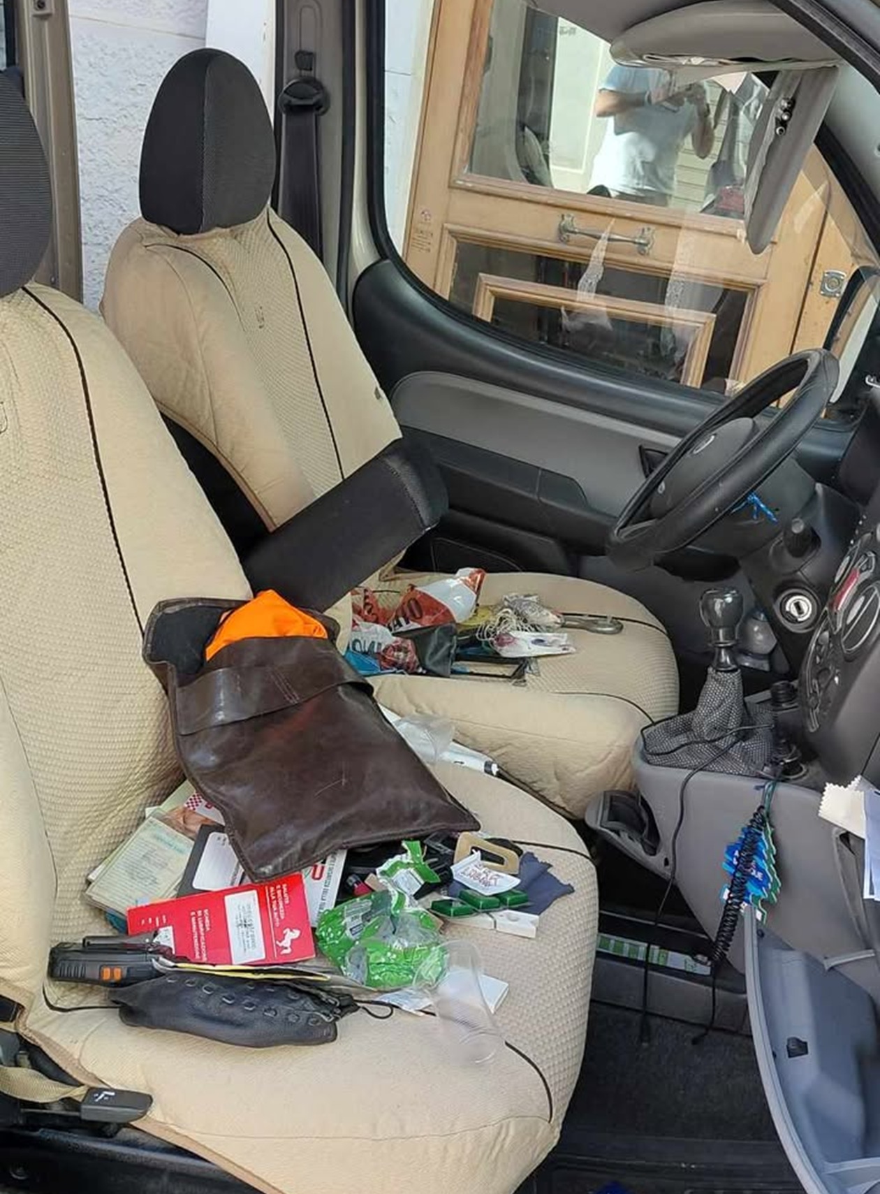 Auto “svaligiata” durante la notte: amara sorpresa per un nostro lettore