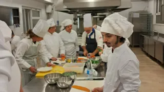Tornare sui banchi… per costruirsi un futuro: il serale enogastronomico del Tandoi conquista gli adulti