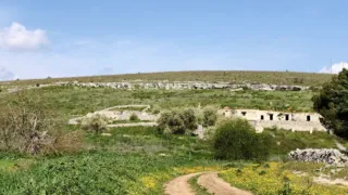 Il bosco di Bitonto e l’iconica masseria pietre tagliate