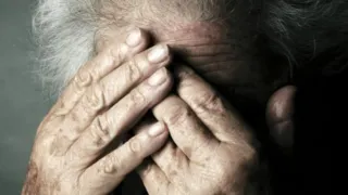 Anziani provocati, insultati e ripresi con gli smartphone: dove finiscono il limite, la compassione e la responsabilità dei genitori?