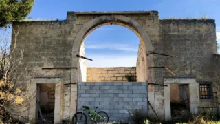 Semplici scorci di costruito rurale nella calura estiva