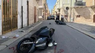 Scontro tra moto nel centro abitato, tre feriti