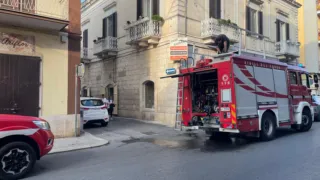 Fiamme in un panificio su via Andria, intervengono i vigili del fuoco