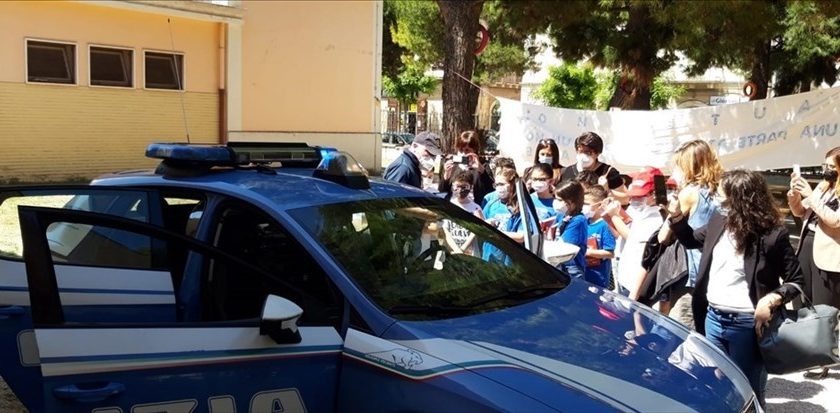 La Polizia entra nella scuola primaria: donati diari ai bambini delle quarte di Corato