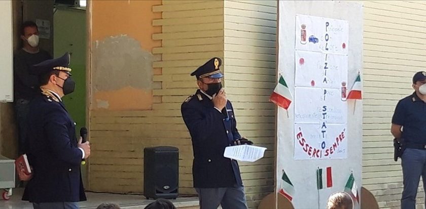 La Polizia entra nella scuola primaria: donati diari ai bambini delle quarte di Corato