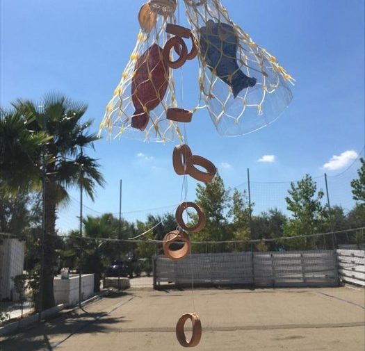 I ragazzi del liceo artistico trasformano i rifiuti del mare in opere d'arte
